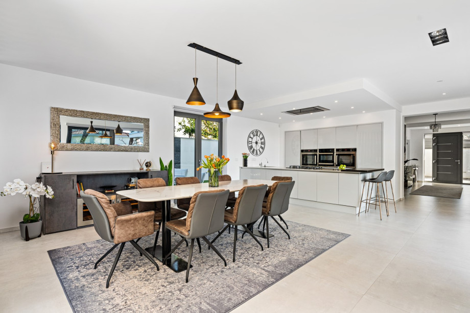 There's a fully furnished kitchen