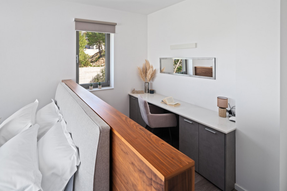 Incredible views of the sea and the neighborhood, TV, air conditioning, a desk and chair