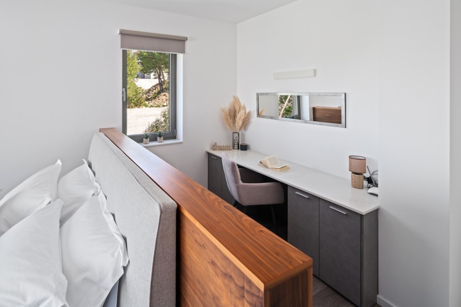 Incredible views of the sea and the neighborhood, TV, air conditioning, a desk and chair