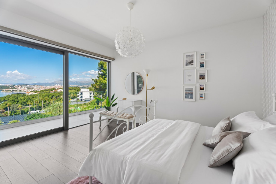 Bedroom No. 3 features a 180 x 200 cm king-size bed, air conditioning