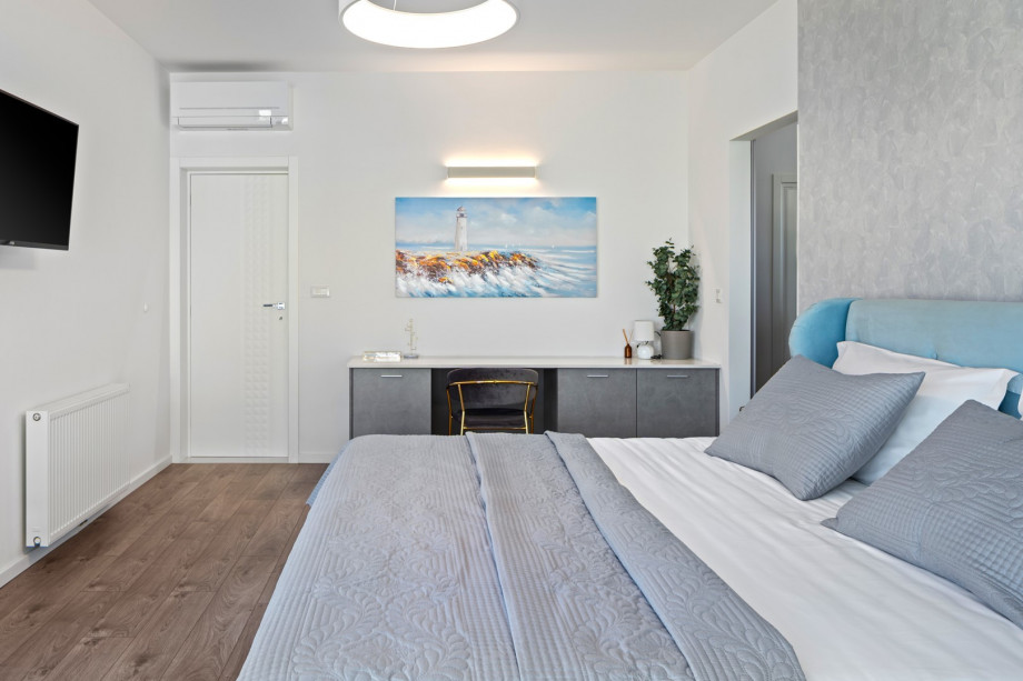 A balcony with views of the pool and sea