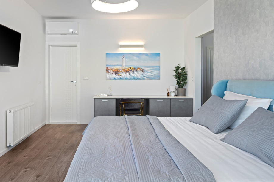 A balcony with views of the pool and sea