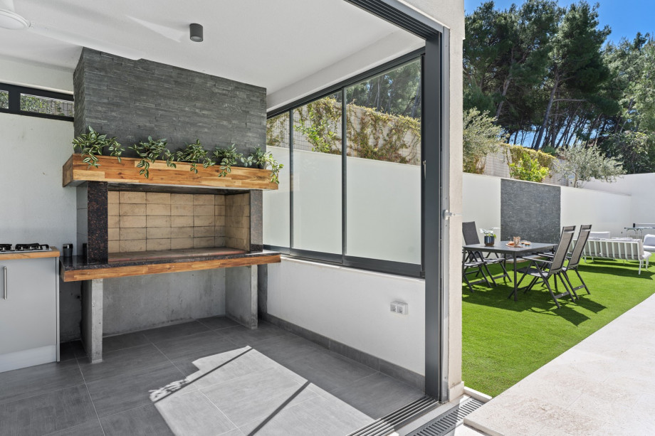 5 cozy en suite bedrooms, seven bathrooms, and 3 separate kitchen areas