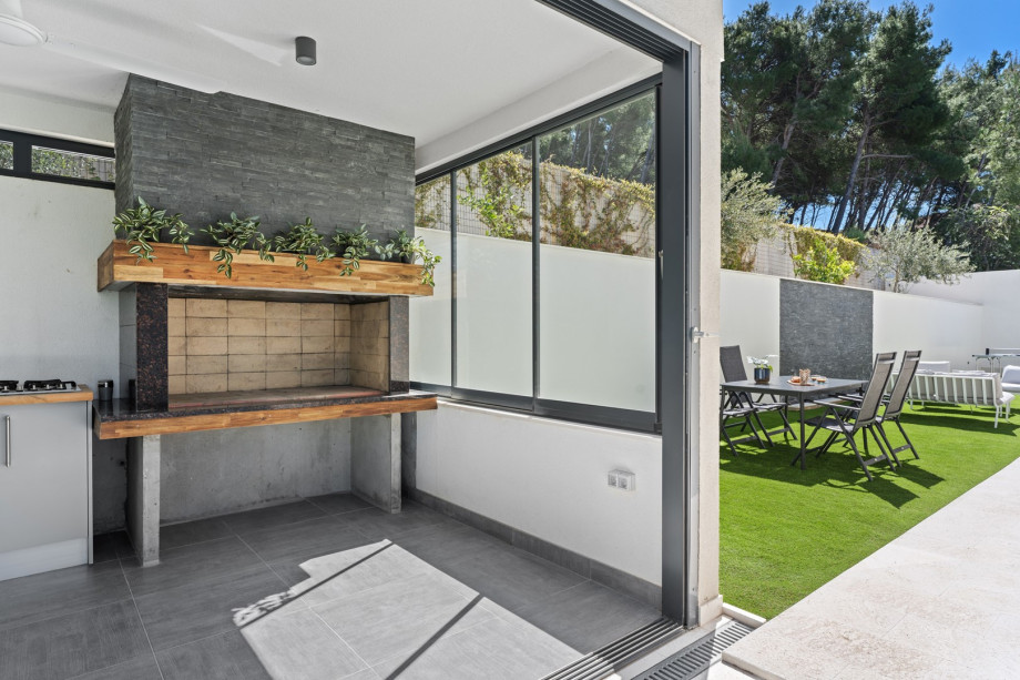 5 cozy en suite bedrooms, seven bathrooms, and 3 separate kitchen areas