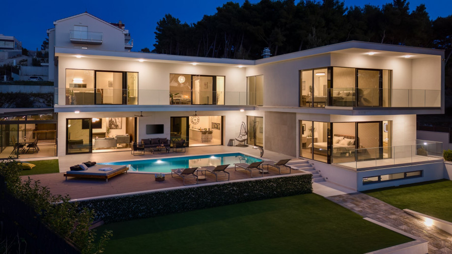 You can do various sports on the beach: windsurfing, sailing, sports catamarans, waterskiing, and water skating.