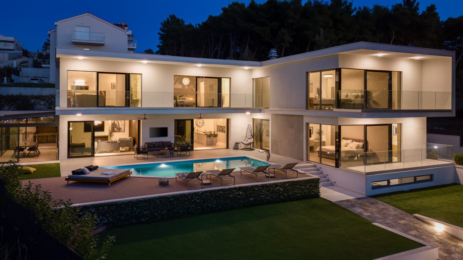 You can do various sports on the beach: windsurfing, sailing, sports catamarans, waterskiing, and water skating.