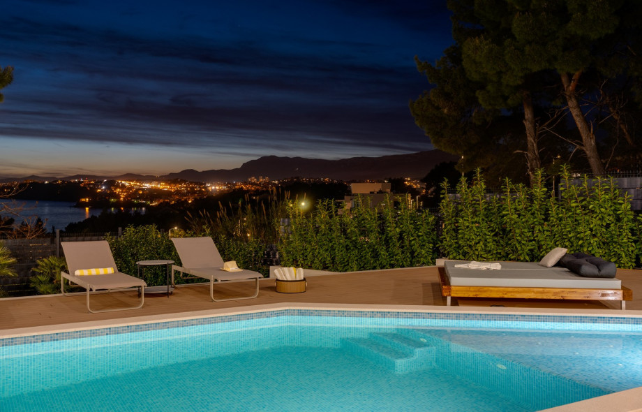 A 36 m2 (9 m x 4 m) heated pool with hydromassage, a shallow area for your youngest child, and a fully automated salt electrolysis system