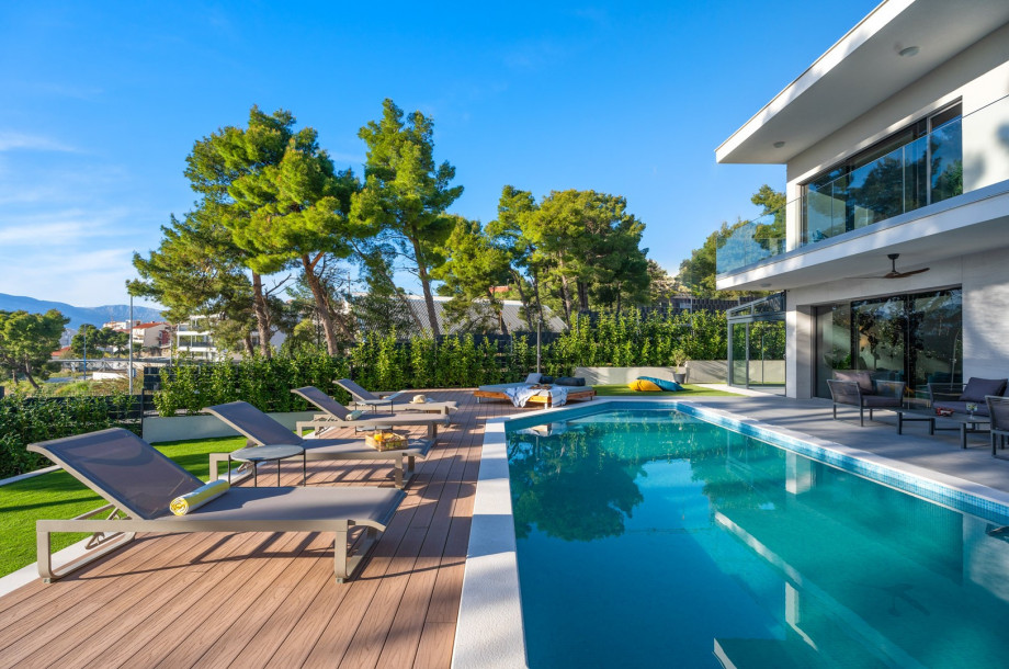 Due to the vicinity of Split, all traffic communications are near