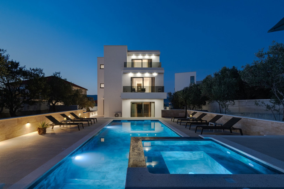 NEU! Villa Lady Maris mit beheiztem Privatpool, 5 Schlafzimmer mit Bad, 70 m vom Strand entfernt