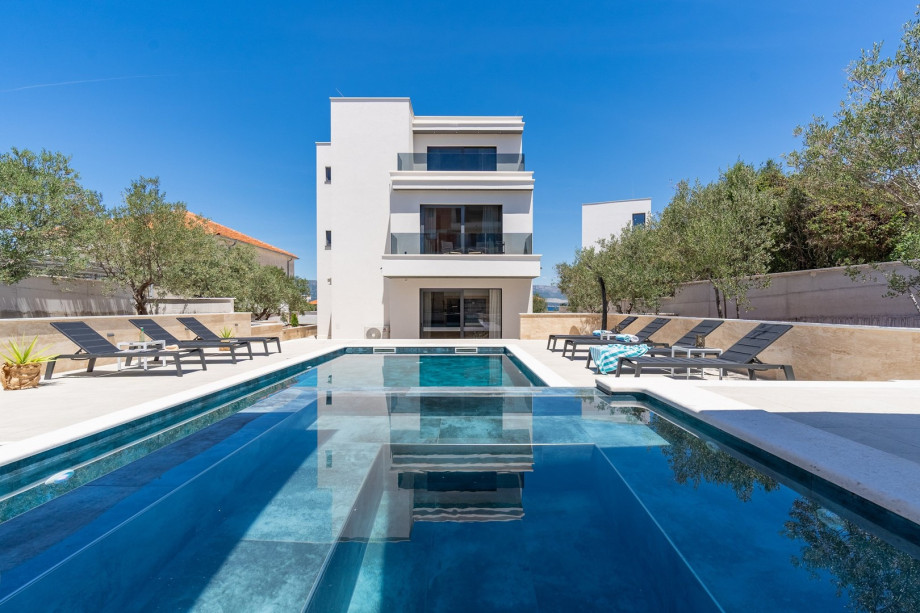 Each bedroom has an en-suite bathroom and a balcony or a terrace, and there is a nice sea view from the property.