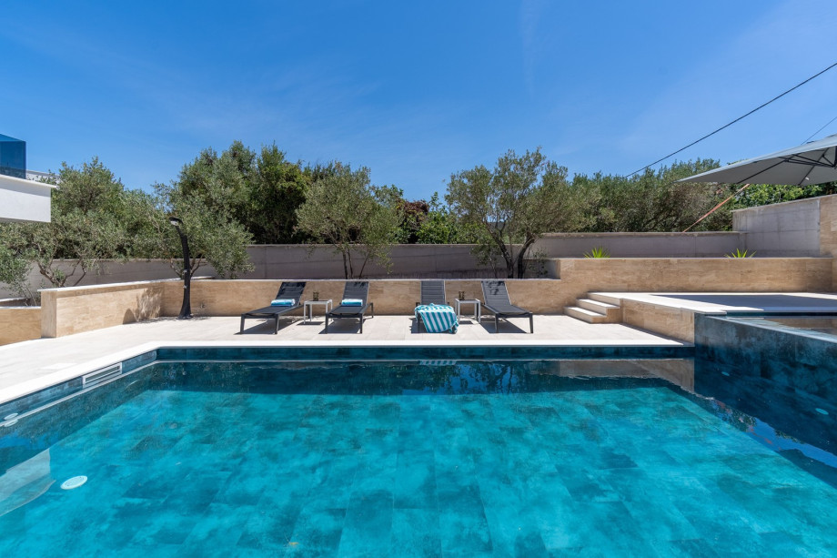 Modern villa with 40sqm heated, private pool with attached whirlpool, Finnish sauna, 9km from Trogir town