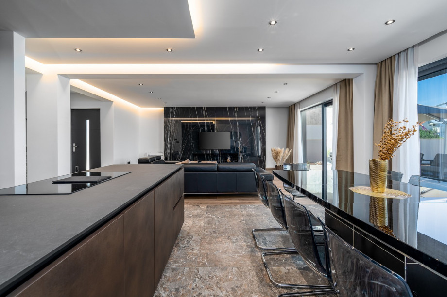 A fully equipped kitchen with all you need for your culinary expertise, an espresso coffee maker DeLonghi, ...