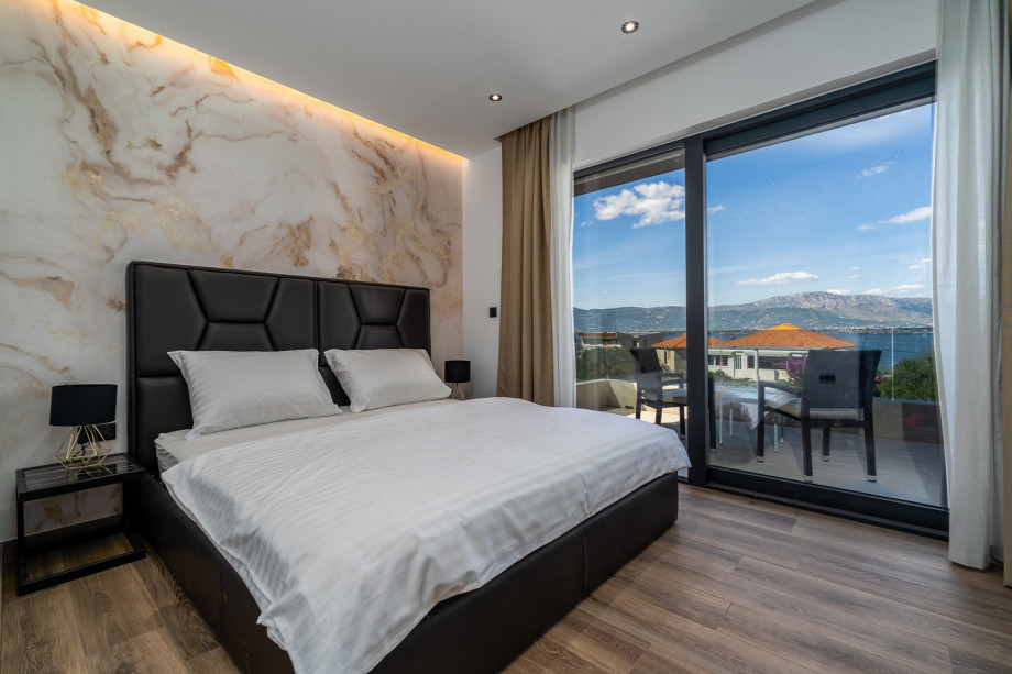 Bedroom No1 with king size bed 180cm x 200cm with sea views, en-suite bathroom with a shower, air-conditioning, a terrace with sea views