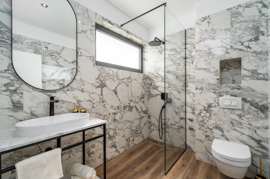 En-suite bathroom with a shower