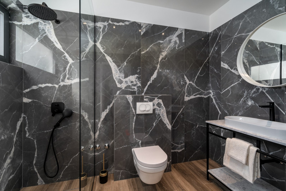 En-suite bathroom with a shower