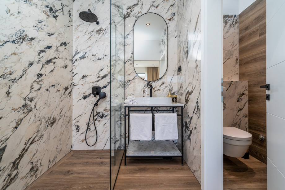 En-suite bathroom with a shower