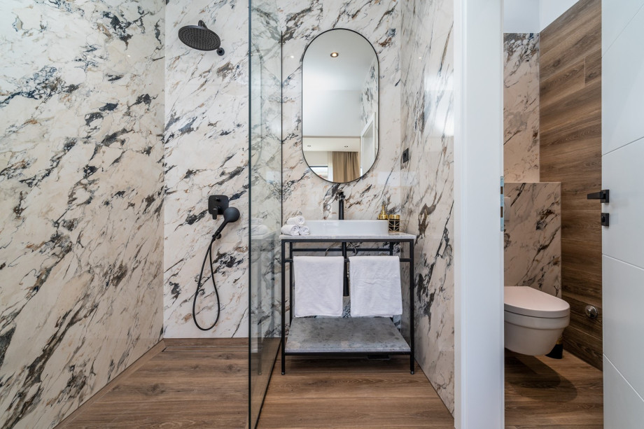 En-suite bathroom with a shower