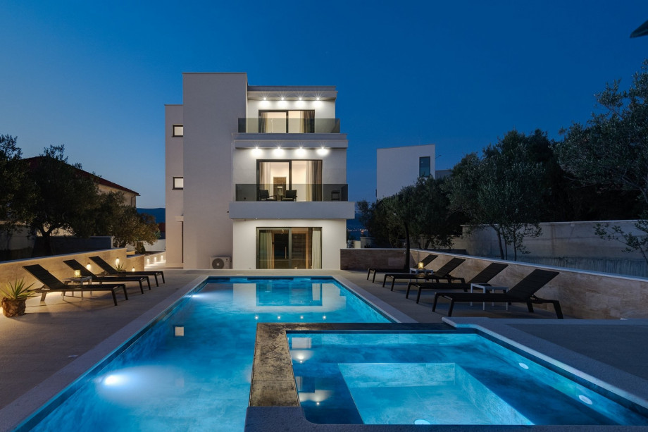 During your stay in Villa Lady Maris, there are some must-visit locations like for sure the UNESCO town Trogir (9km) which is sometimes called a city museum