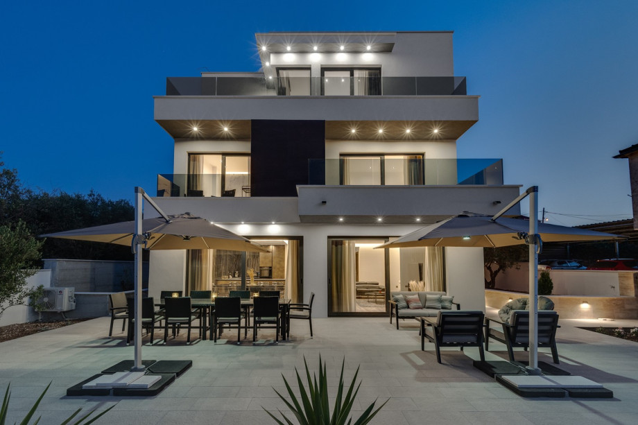 You can learn a lot about the complex heritage of this city. The airport is only 11 km away, and the famous town Split is only 30 km from the villa