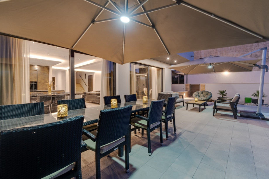 Private and heated swimming pool 11m x 4m, with attached Whirlpool (both with the same no-Chlorine system)