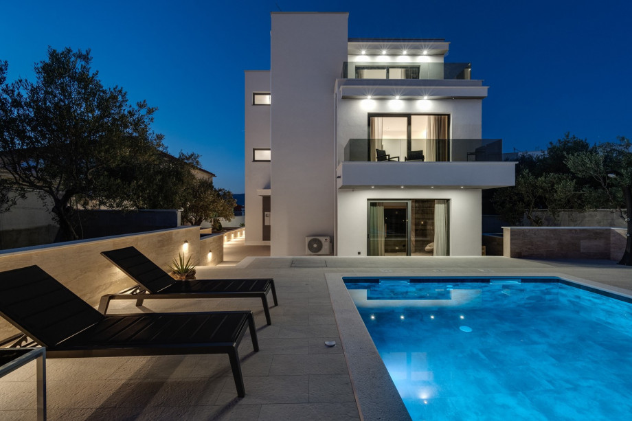 Lady Maris offers 5 bedrooms accommodating a maximum of 10 people