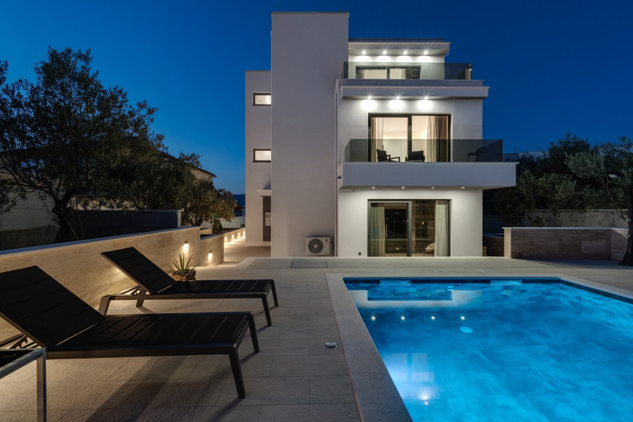 Lady Maris offers 5 bedrooms accommodating a maximum of 10 people