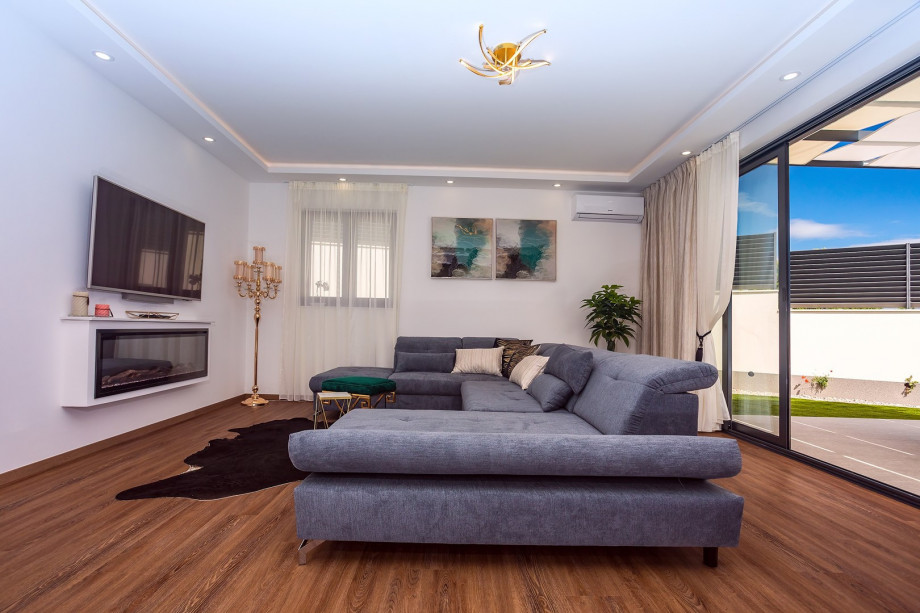 A living room with direct approach to the pool