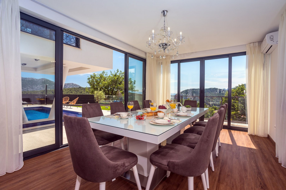 A dining table for 8 with a direct approach to the pool area