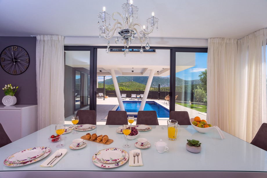 A dining table for 8 with a direct approach to the pool area and a lounge corner