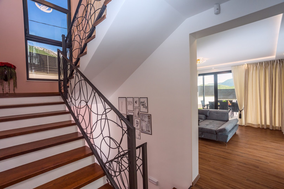 Stairs that lead on the first floor from the ground floor