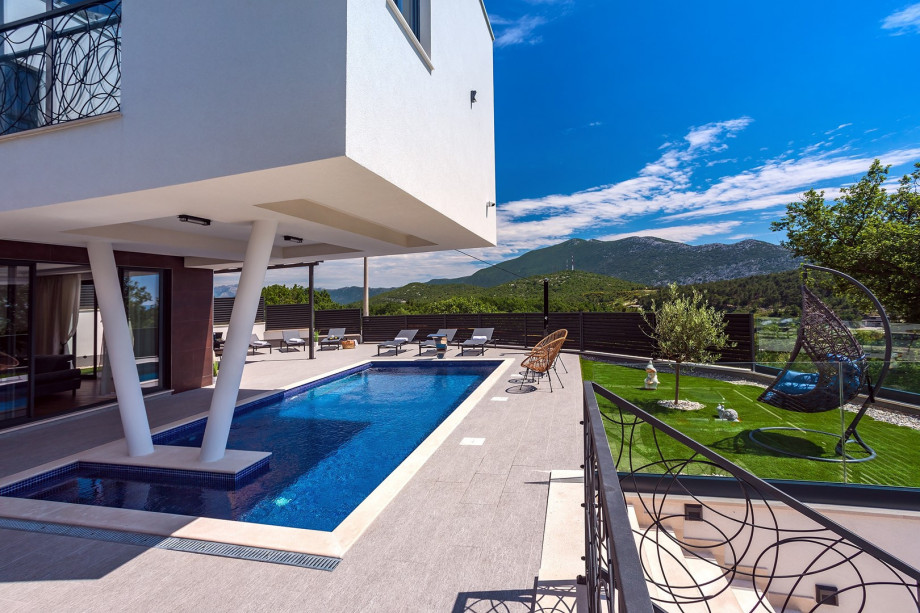 The outdoor offers a private and heated Swimming pool 8m x 4m, 8 deck chairs, outdoor shower