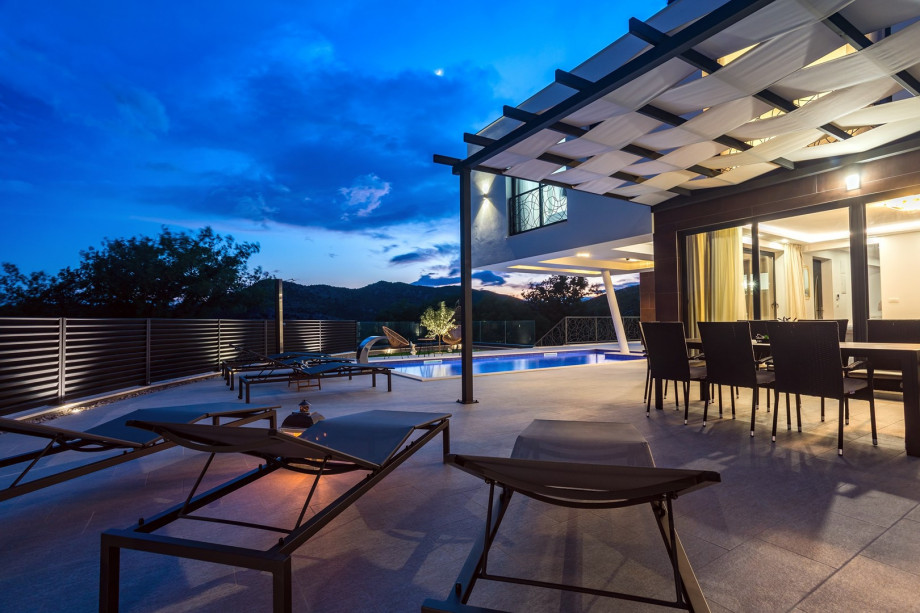 The outdoor offers a private and heated Swimming pool 8m x 4m, 8 deck chairs, outdoor shower