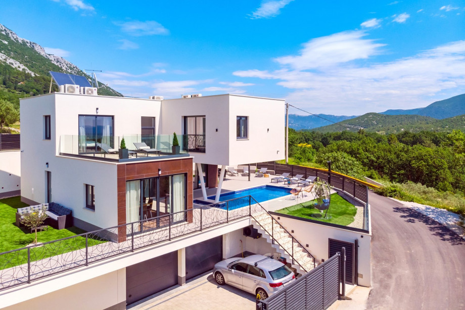 The villa has 260sqm and is settled on the 750 sqm property that is fully fenced and has 2 garage and 2 outdoor parking places.