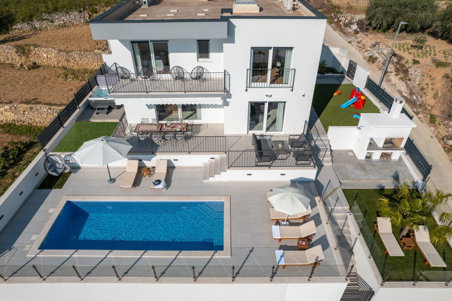 NEU!Villa Nonna Tonina mit Meerblick, 4 Schlafzimmern und Whirlpool
