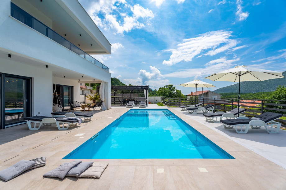 Neu! Villa Mirage mit 36qm Pool, 4 Schlafzimmern, 8km vom Sandstrand entfernt
