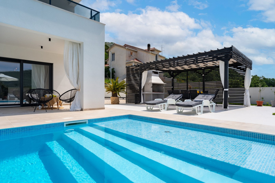 Die Luxusvilla Mirage ist eine neu erbaute Unterkunft mit einer sehr komfortablen und gut organisierten Innenfläche von 234 m2.