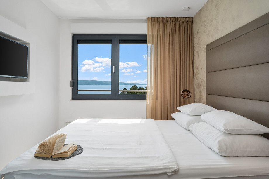 1 of 4 bedrooms with double bed, en suite bathroom, TV and sea views-first floor