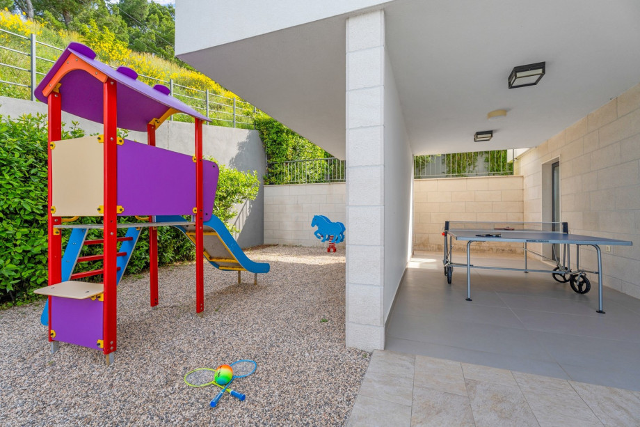 Fun for the youngest ones, all fenced. Living room level