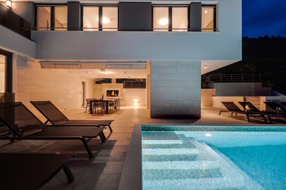 Heated Pool with hydro-massage, with amazing sea views from the whole property