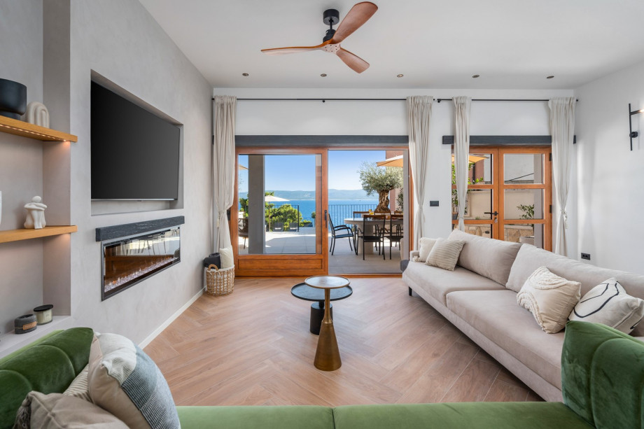 Sofas with flat screen TV, Netflix and HBO in spacius living room,