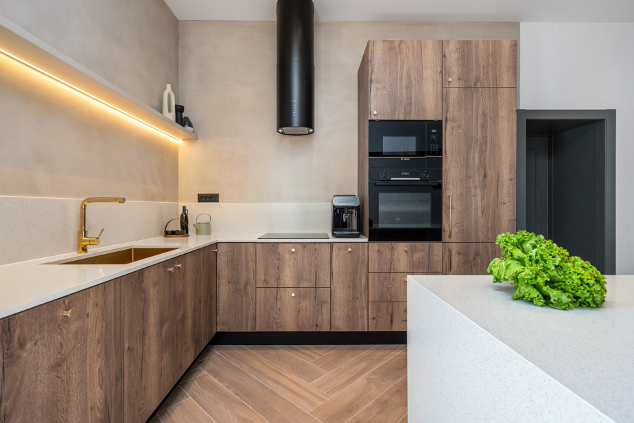 Fully equipped kitchen with a kitchen island, vine cooler