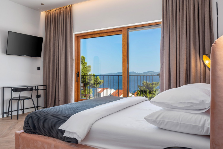 Bedroom No2 (35 sqm) offers a king-size bed 180cm x 200cm, a TV, a fitted wardrobe, an en-suite bathroom with a self-standing bathtub and a shower, a double sink, a toilet