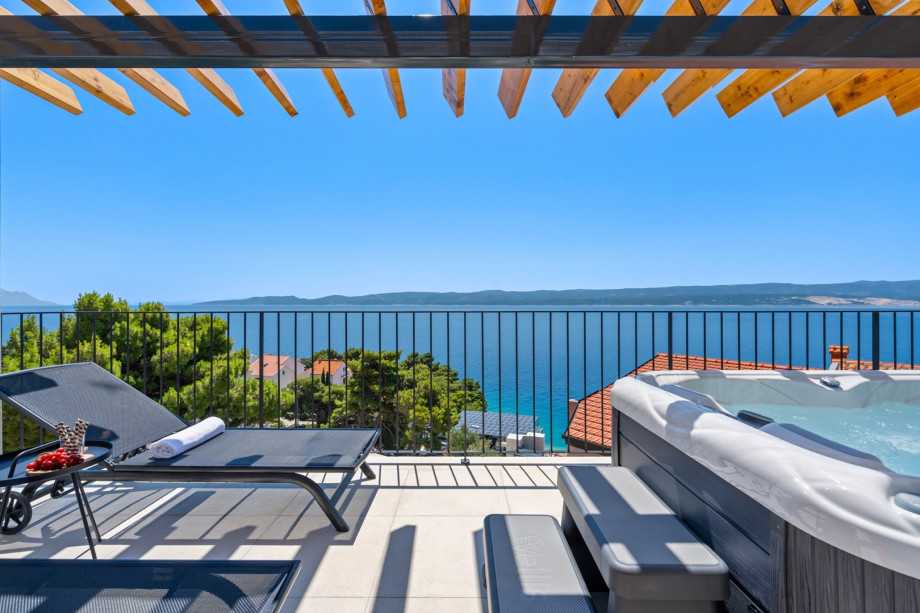 Fully air-conditioned and absolutely luxurious accommodation for 6+2 people.