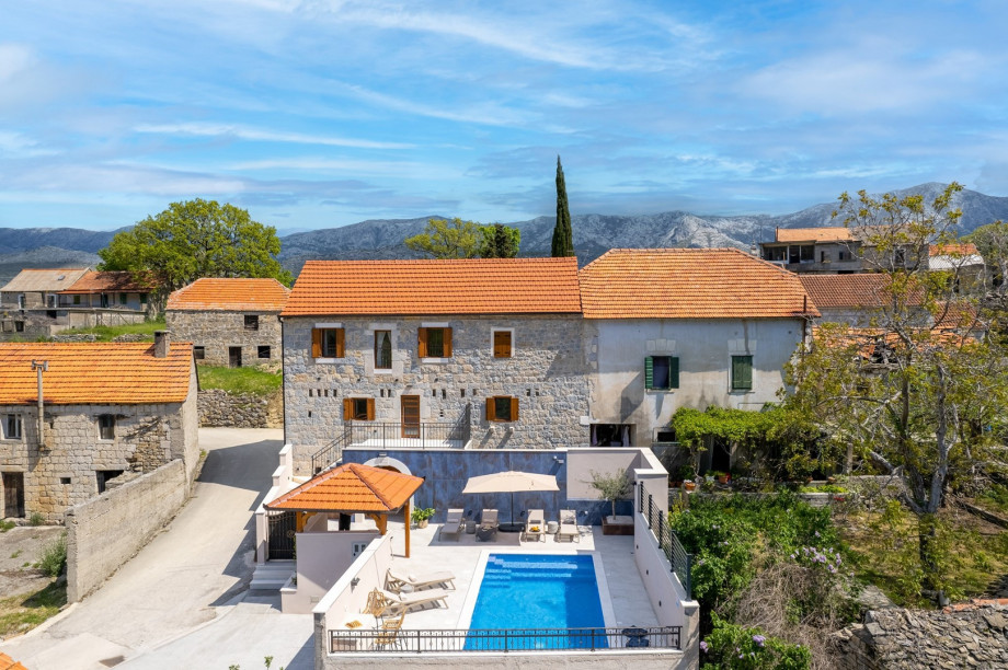 Blick auf die Villa Perina und die natürliche Umgebung.