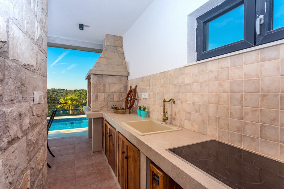 Traditional barbecue, fridge, dishwasher, TV, dining table and lounge area