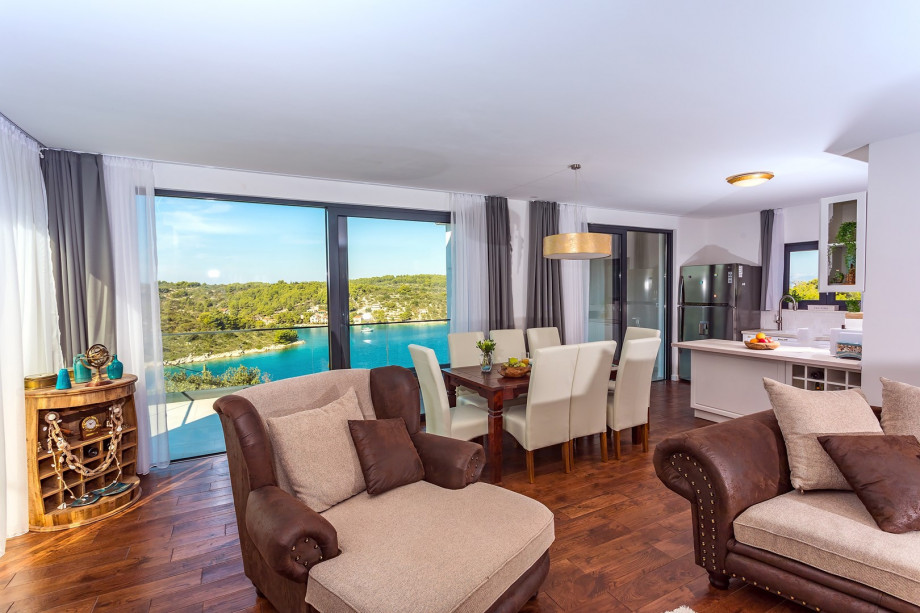 Kitchen with a dining area and a huge terrace