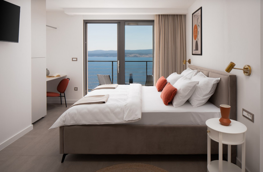 Master Bedroom No. 1 with King-size bed (180cm x 200cm), en-suite bathroom with a shower