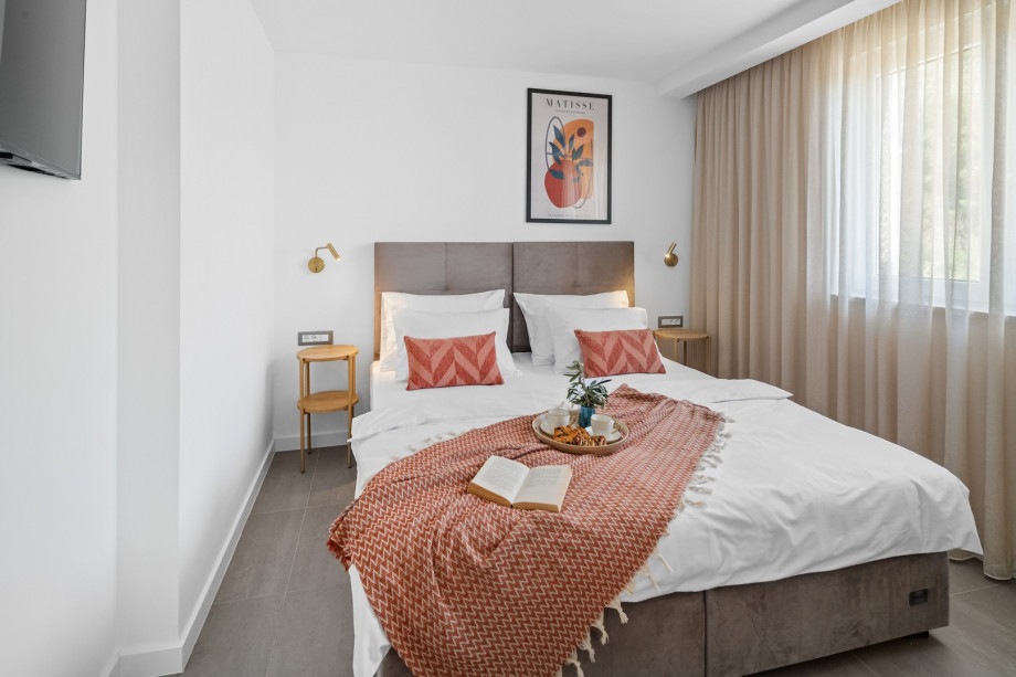 Bedroom No. 3 with King-size bed (which can separate into two single beds, 90cm x 200cm)