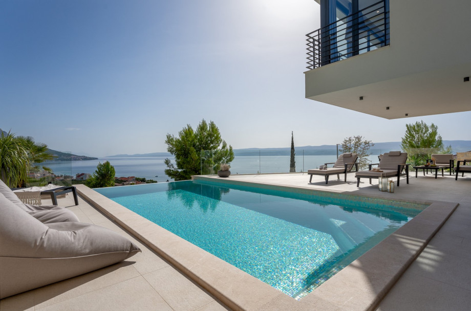 Beheizter Infinity-Pool, finnische Sauna, Medienraum, 2 Wohnbereiche, spektakulärer Meerblick, sehr geräumiger Innenraum, hochwertige Immobilie