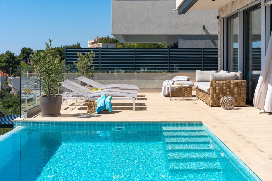 Private heated infinity pool (8m x 3.5m) equipped with a counter-current swimming program and an advanced electrolysis non-chlor filtering system.